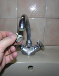 L’aérateur « mousseur » de mon robinet est entartré, que dois-je faire ?