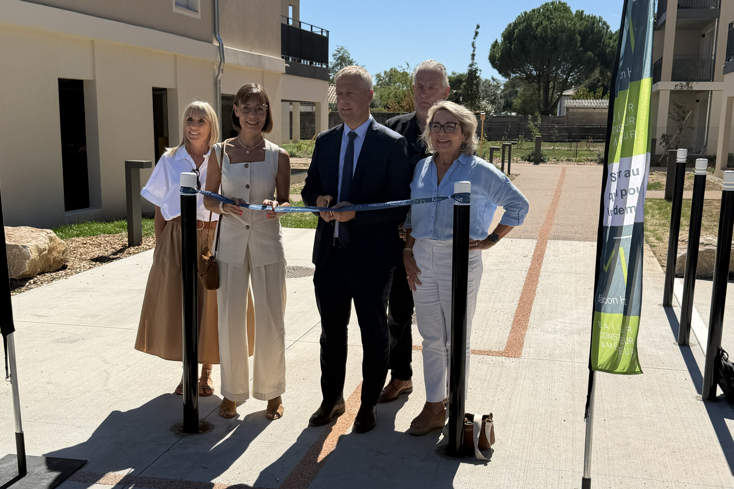 élus et administrateurs coupant le ruban inaugural